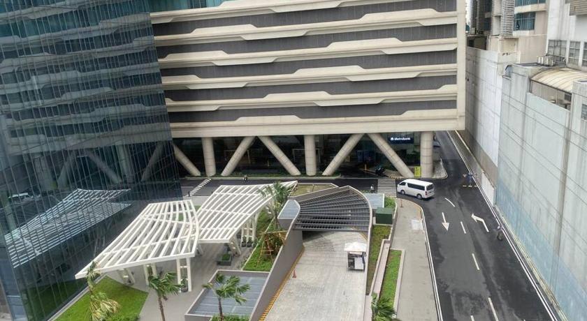 Gramercy Residences Studio w/WiFi& Free Pool&Gym - image 16