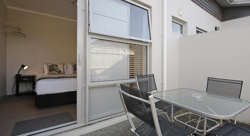 a room with a table, chairs and a window, Big Five Motel in Palmerston North