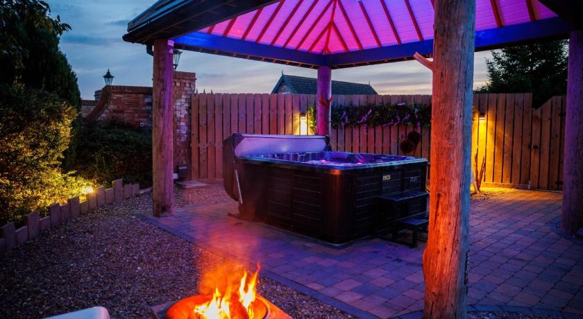 Lincoln Lodge with Private Hot Tub — Hotel in Lincoln
