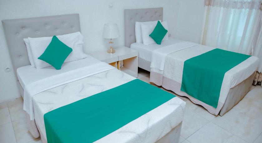 キガリ Martin Aviator Motel 2つ星 ホテル プール