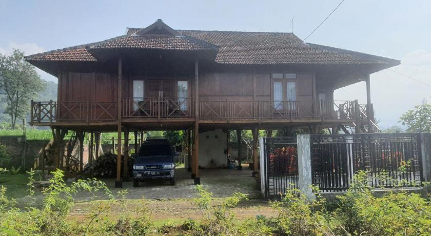 a car parked in front of a house, Rumah Kayu Sumberrejo in Malang