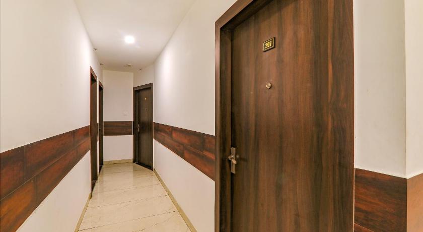 a hallway with a door leading to a room with a door leading to a, Super OYO Townhouse 77788 Townhouse 405 Mall Road in Kanpur
