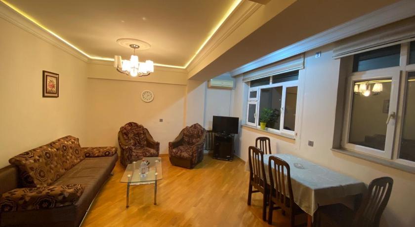 Lovely 1-bedroom flat with a full view of F1 DRS zone and Flame Towers photo