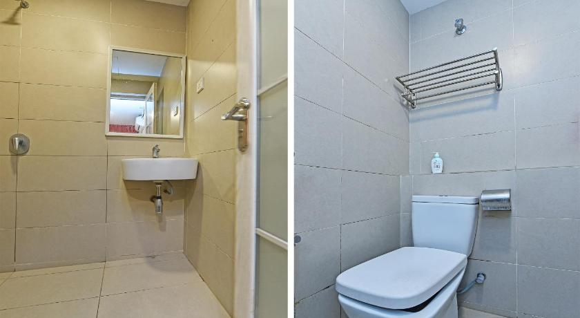 a bathroom with a toilet and a sink, Capital O 90574 Hotel Glo in Kuala Lumpur