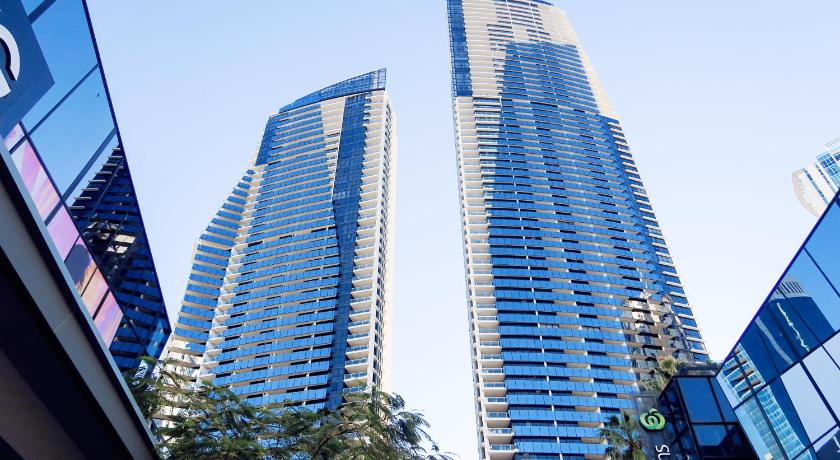 Circle On Cavill Luxury Apartment-Holiday Paradise - image 2