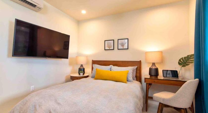 Luxury Sophisticated Oceanfront Pool & Beach Access 2 Bed Apt photo