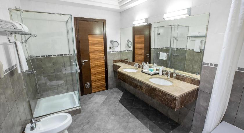 Image of Deluxe Four-Bedroom Apartment with Panoramic Views 2