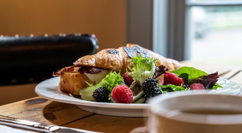 East Chatham Inn at Silver Maple Farm 2-Star Hotel suite