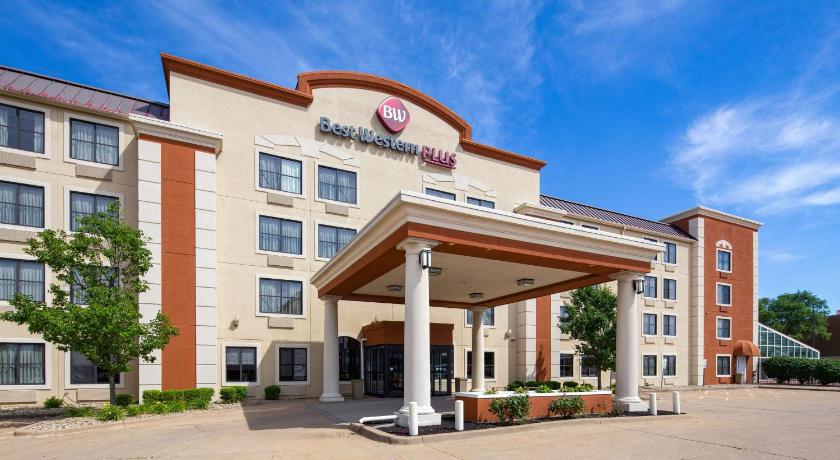 a large white building with a large clock on it, Best Western Plus Peoria in East Peoria (IL)