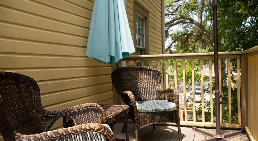 a patio area with chairs, a table, and a patio umbrella, Agustin Inn - Saint Augustine - Adults Only in St. Augustine (FL)