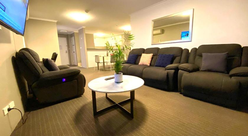 2 Bed 2 Bath Apartment in Braddon, Canberra - Pool, Gym and Free Parking — Hotel in Canberra