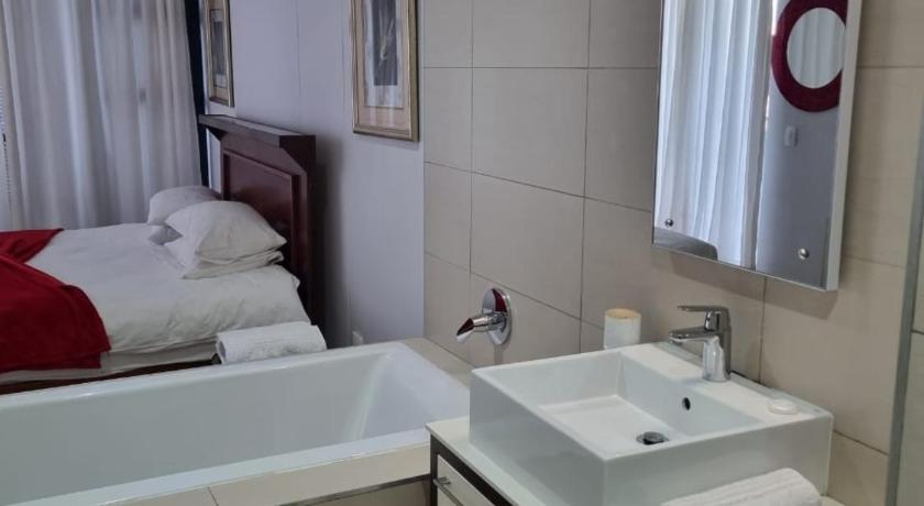 a bathroom with a sink, toilet and bathtub, Sue Beacon Rock in Durban
