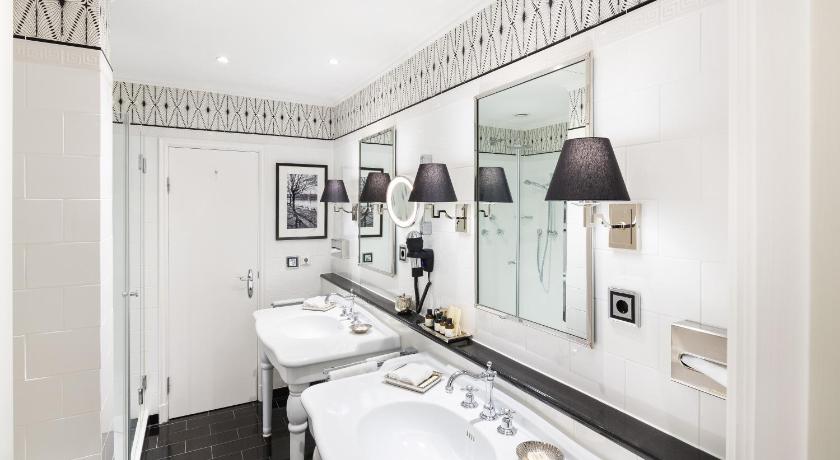Image of Deluxe Suite with Lake View 4