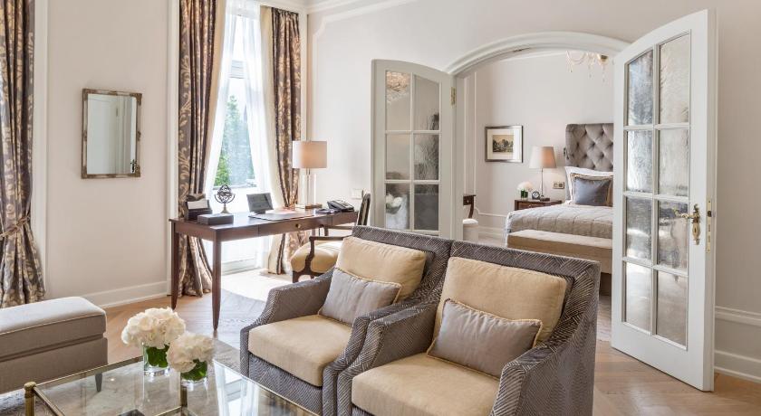 Image of Deluxe Suite with Lake View 1