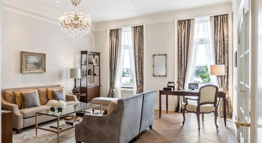 Image of Deluxe Suite with Lake View 3