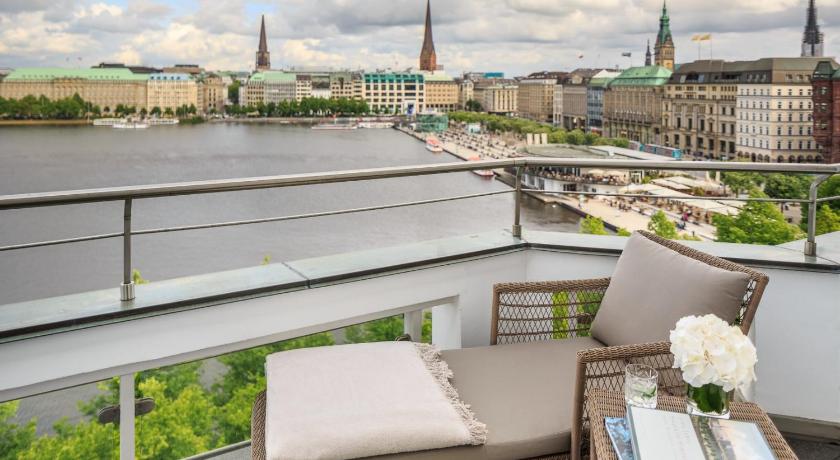Image of Deluxe Double Room with Balcony - Lake Side 5