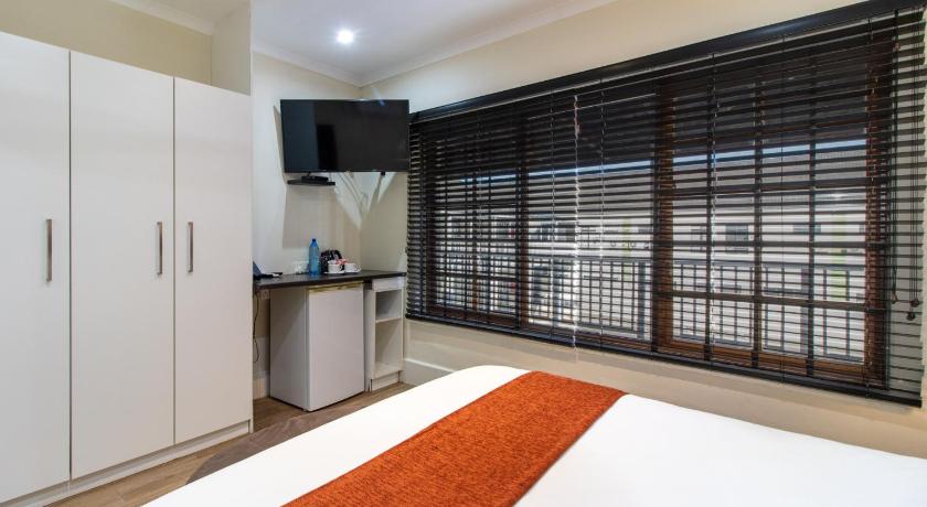 a bedroom with a bed and a window, MyPond Hotel in Port Alfred