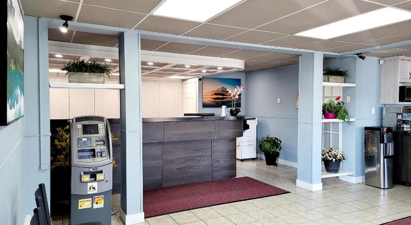 Canadian Motor Inn photo