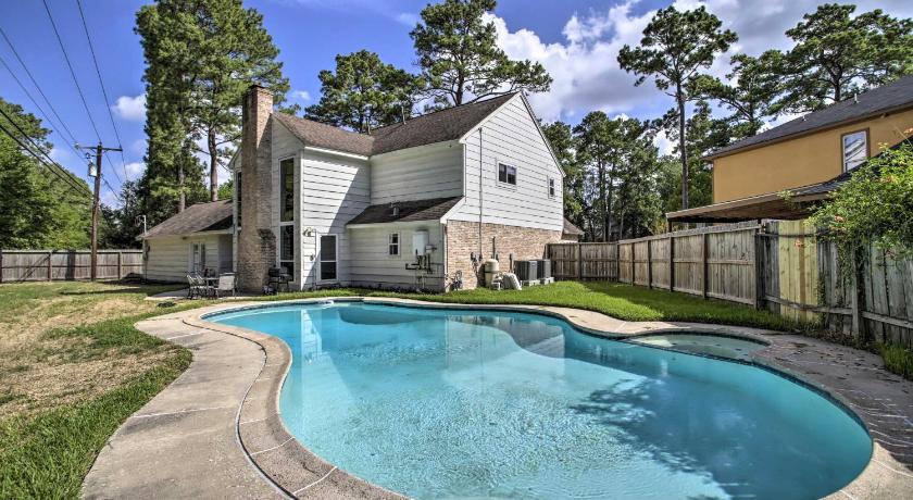 Houston Retreat with Game Room and Private Pool! — Hotel in Houston (TX)