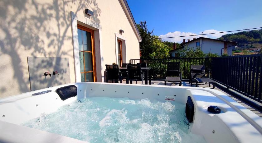 Boutique rooms by Petric winery — Hotel in Dobravlje