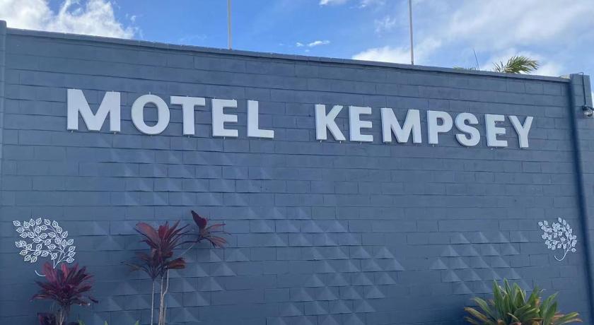 a sign on the side of a building, Motel Kempsey in Kempsey