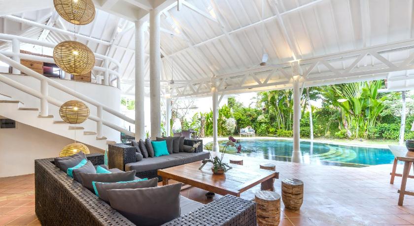 La Villa Oberoi 6 BR Located in Seminyak photo