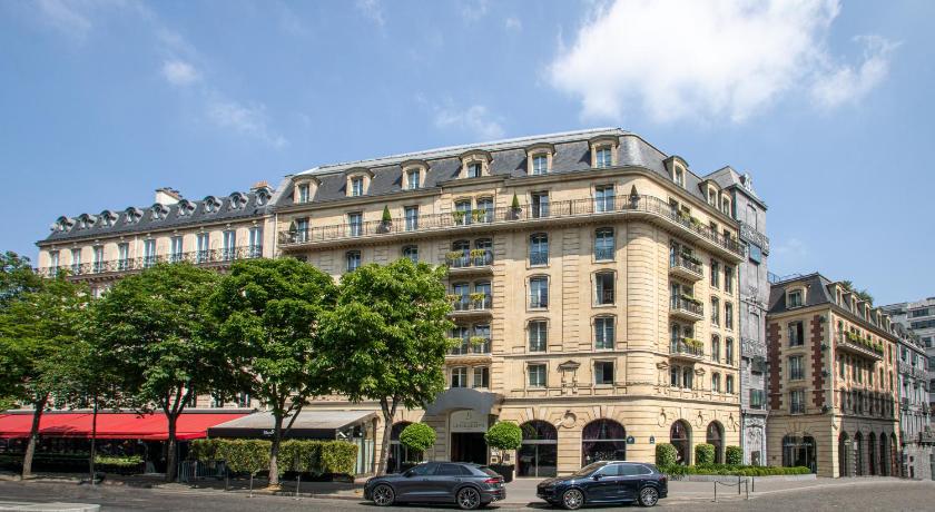 a car parked in front of a tall building, Hotel Barriere Le Fouquet's Paris in Paris