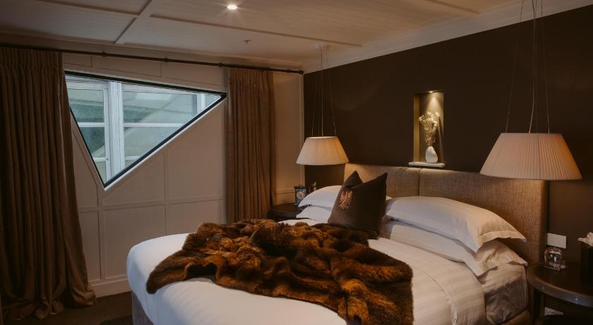 Image of Suite with Lake View 11