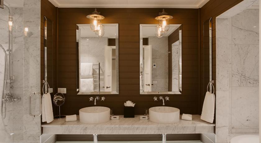 Image of Suite with Lake View 2