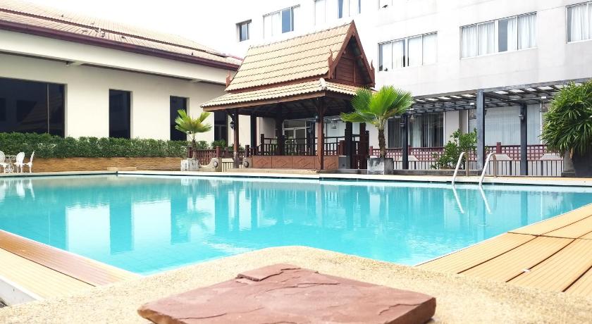 a large swimming pool in front of a large building, Songphanburi Hotel in Suphan Buri