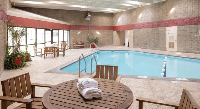 Gateway Hotel and Conference Center photo