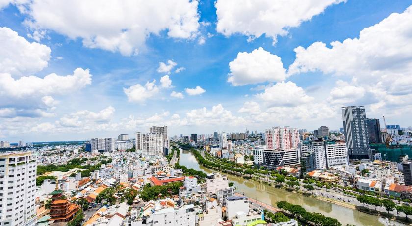 TAT River Gate apartment - infinity pool signature — Hotel in Ho Chi Minh City