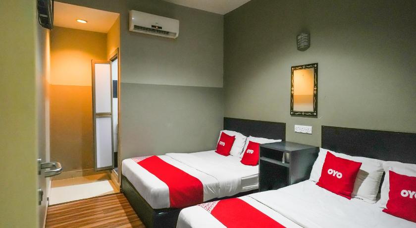 a hotel room with two beds and two lamps, OYO 89950 365 Nice Stay in Miri
