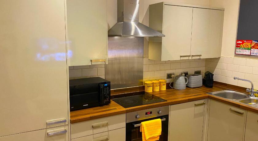 Deluxe High Street Apartment photo