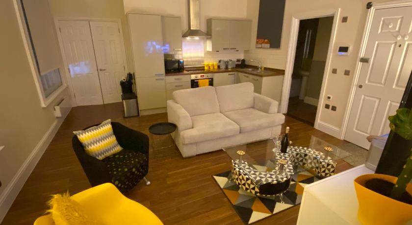 Deluxe High Street Apartment — Hotel in Canterbury