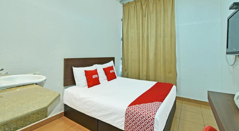 a hotel room with a bed and a dresser, OYO 90559 Ummul Motel C Mart in Arau