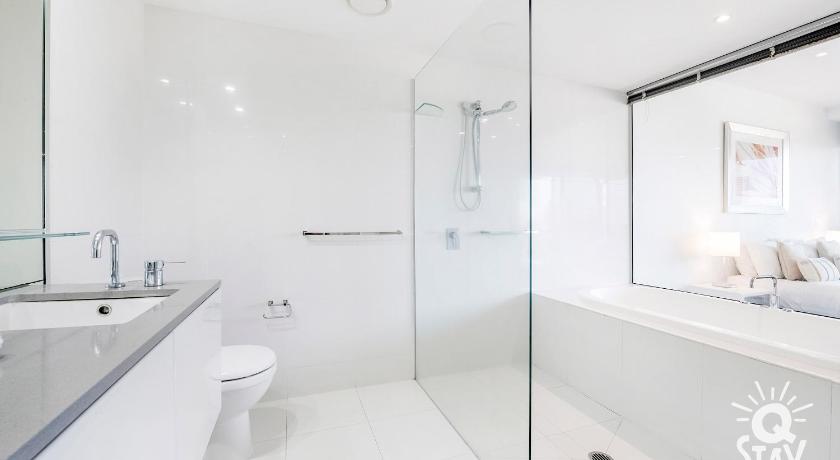 Circle on Cavill, 1 Bedroom Ocean Family Apartment Surfers Paradise photo