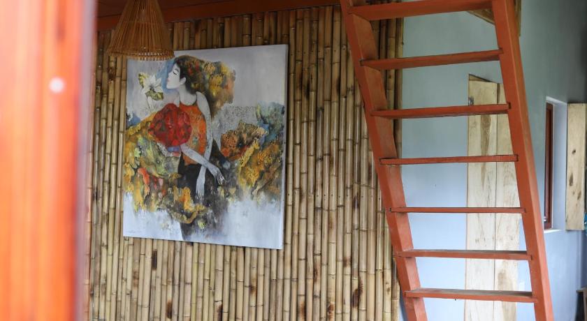 Image of Family Room with Garden View 11