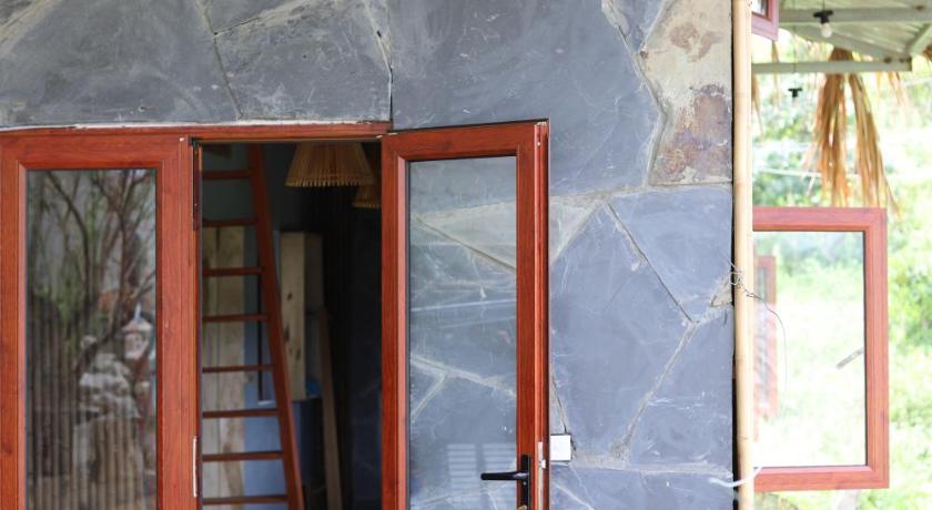 Image of Family Room with Garden View 8