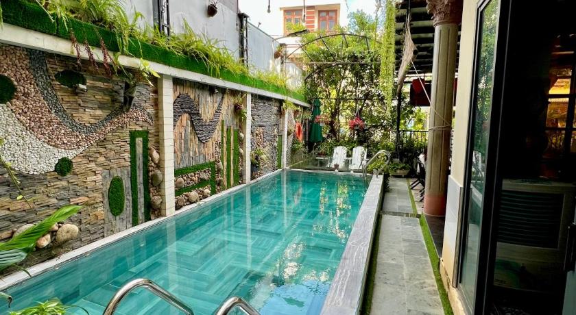 Image of Family Room with Balcony 4