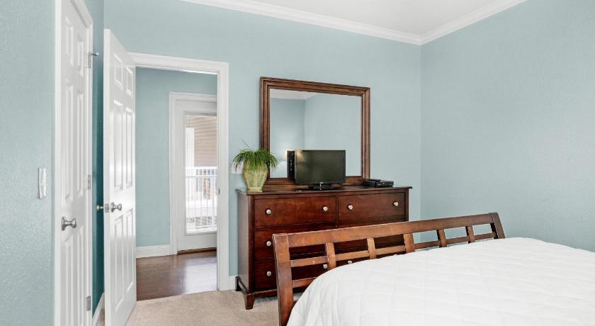 a bedroom with a bed and a dresser, Serenity in Destin (FL)