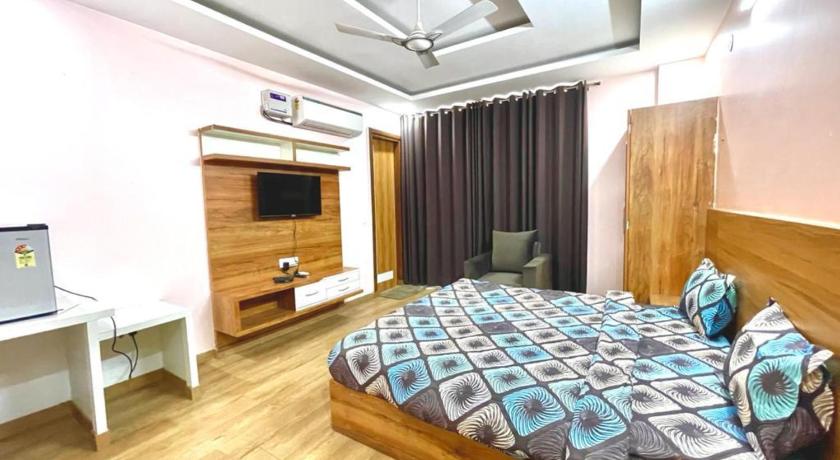 Very big hall for parties with bedroom photo