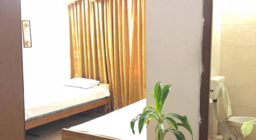 Online room booking for guest photo