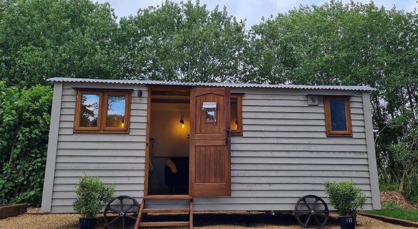 The Owls Rest Shepherds Hut Hethel — Hotel in Norwich