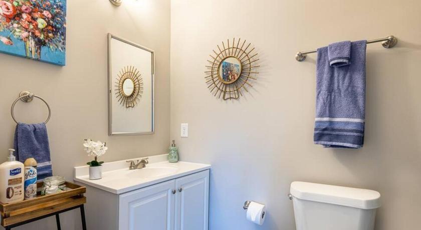 * Lux Modern Retreat * Downtown * King Beds * photo