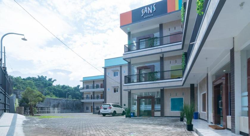Sans Hotel Queen Batu – Malang, ID