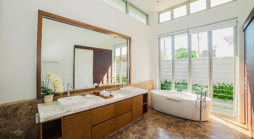 Image of 5-Bedroom Luxury Sea View Villa 2