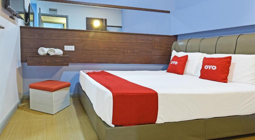 a hotel room with two beds and two lamps, OYO 768 Fajar Baru Boutique Hotel in Kuala Terengganu