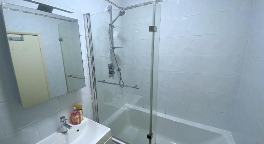 Walk to London Bridge En Suite Apartment with Kitchen photo