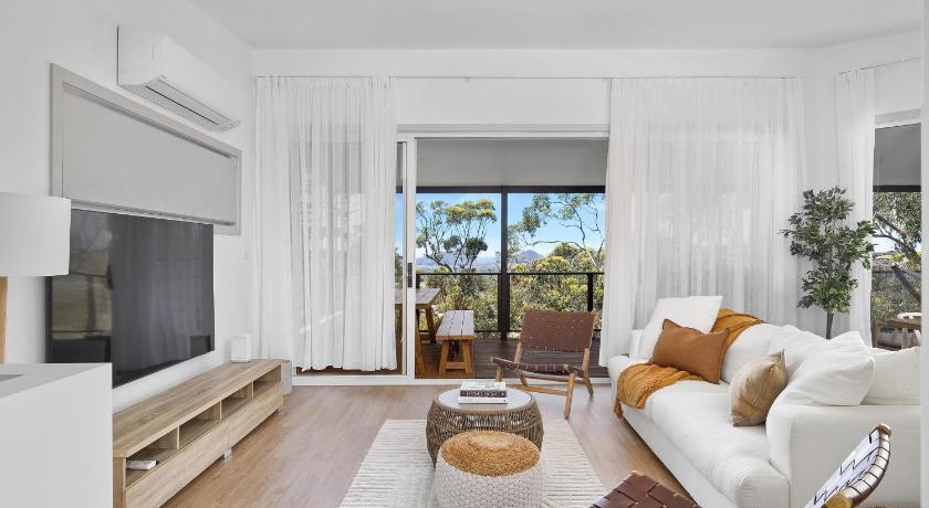 Seascape Retreat - Magnificent 5 Bedroom Home — Hotel in Port Stephens